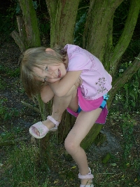This is Kilana at the tree again, but now with shorter hair.